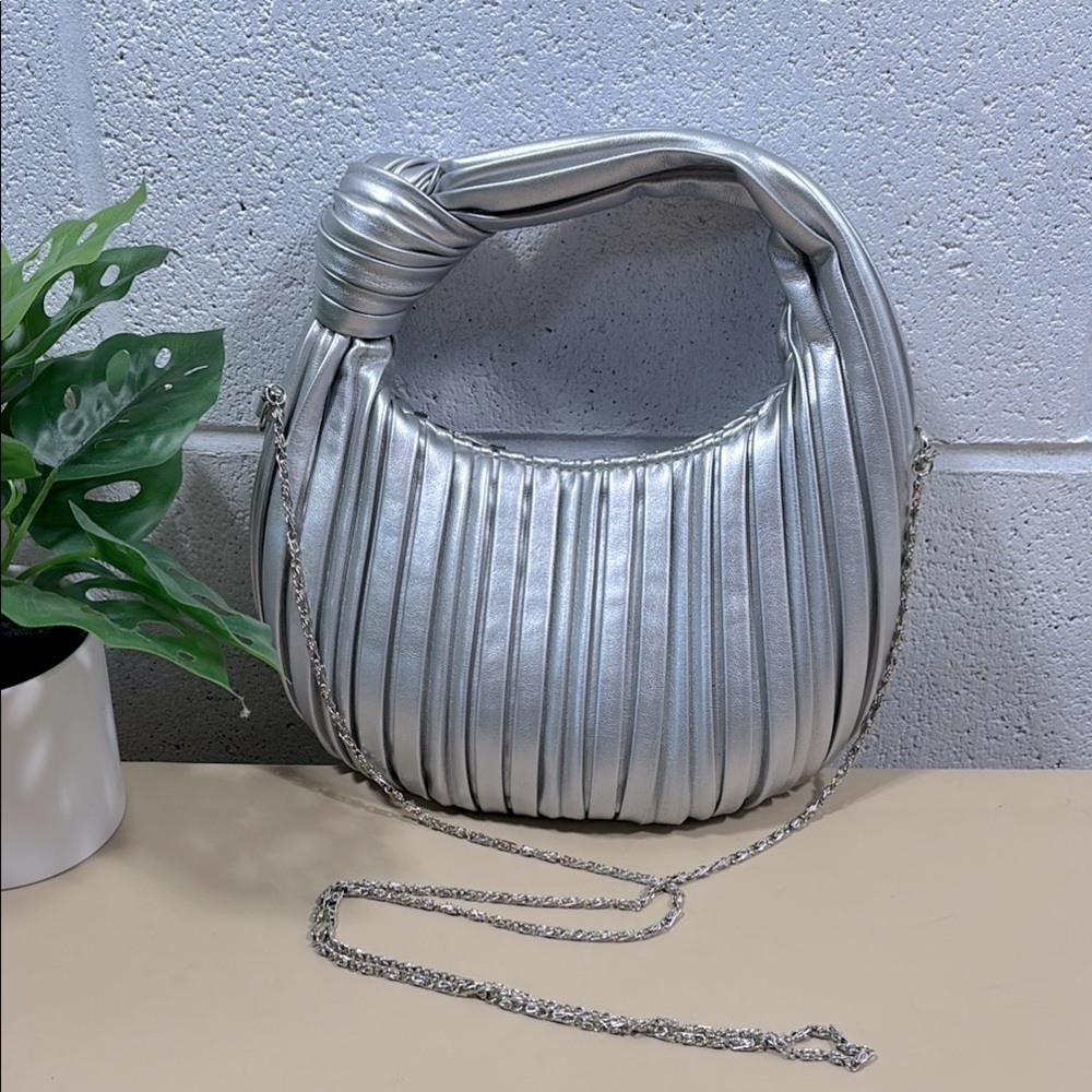 Elegant Silver Pleated Handbag​​​
